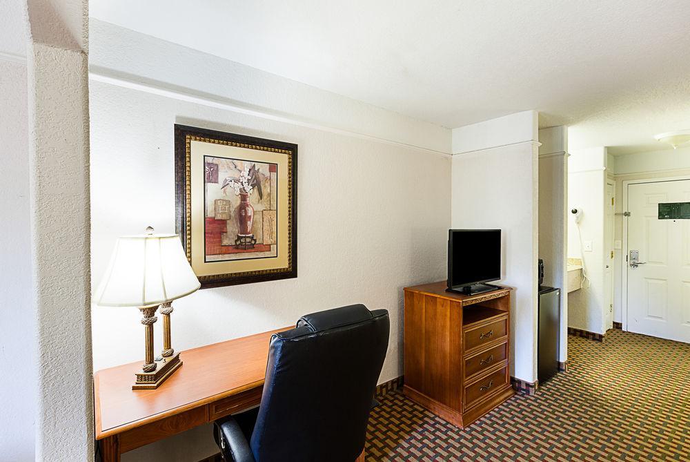 Quality Inn & Suites Seaworld North San Antonio Exteriör bild